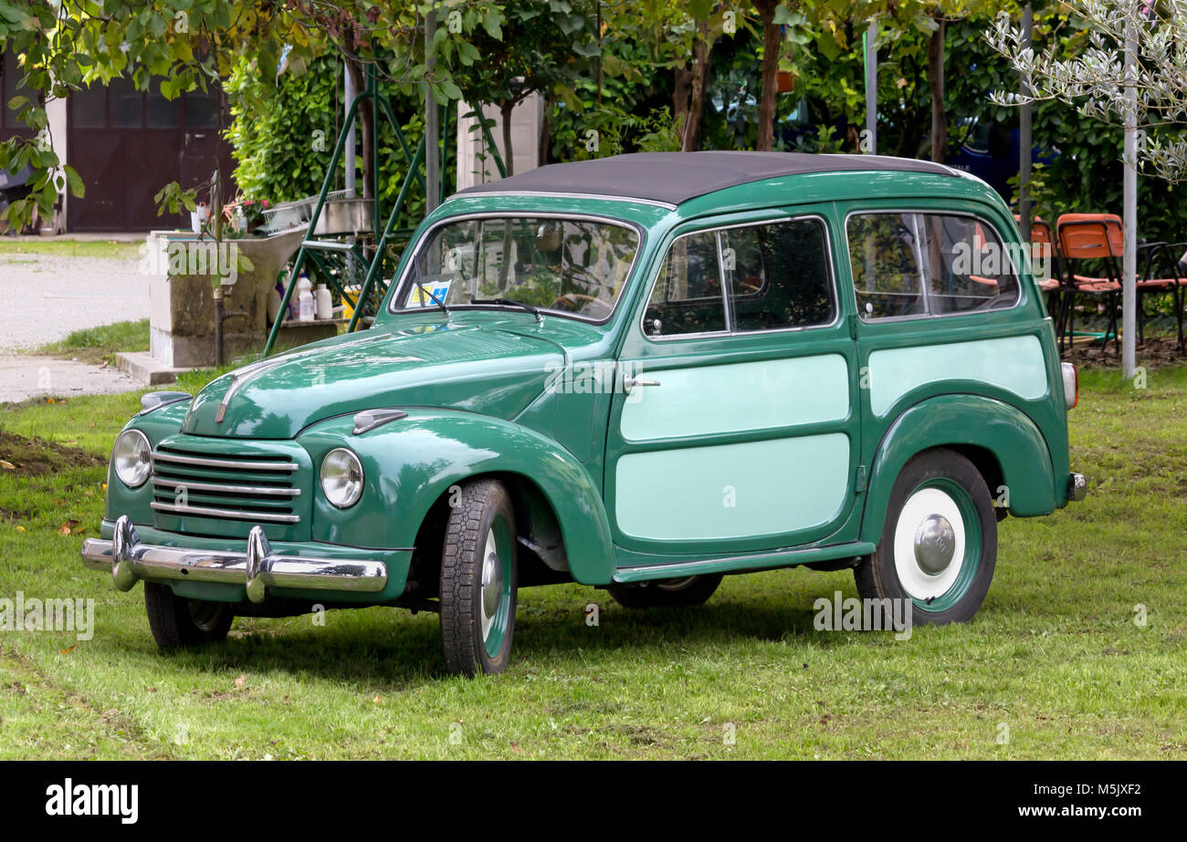 TERZO DI Aquileia, Italien - Oktober 18, 2015: 1950 s Vintage italienischen Fiat 500 Giardinetta Auto in einem Hinterhof in der lokalen Kürbisfest ausgesetzt Stockfoto