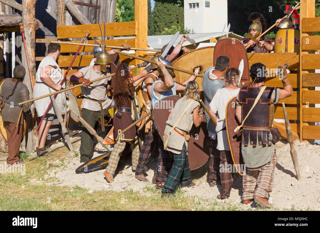 AQUILEIA, Italien, 18. Juni 2017: Die KARNISCHEN Kelten Angriff der Römischen Feldlager in der letzten Schlacht auf der lokalen historische Reenactment Stockfoto