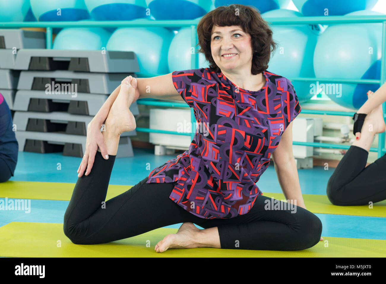 Frau Yoga Übung in der Turnhalle Stockfoto