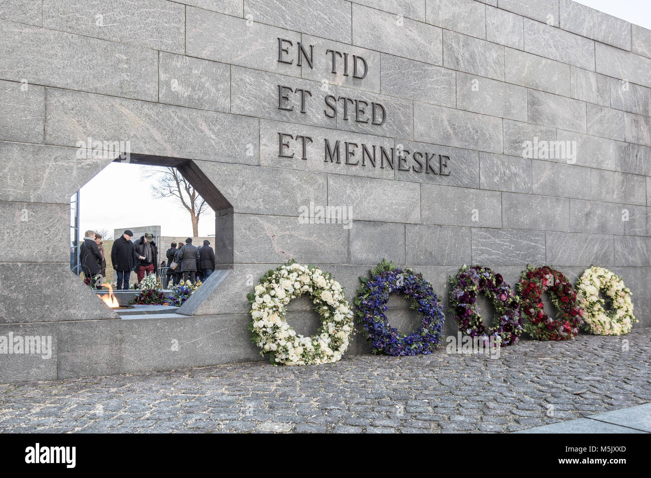 Inschrift: Einen Moment, einen Ort, eine Person. Die ewige Flamme durch eine achteckige Fenster am Kopenhagener Zitadelle, Neuseeland, Dänemark, Februar gesehen Stockfoto