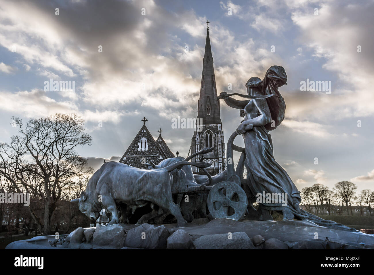 Gefion Fountain und St. Alban Kirche bei Sonnenuntergang, Kopenhagen, 23. Februar 2018 Stockfoto