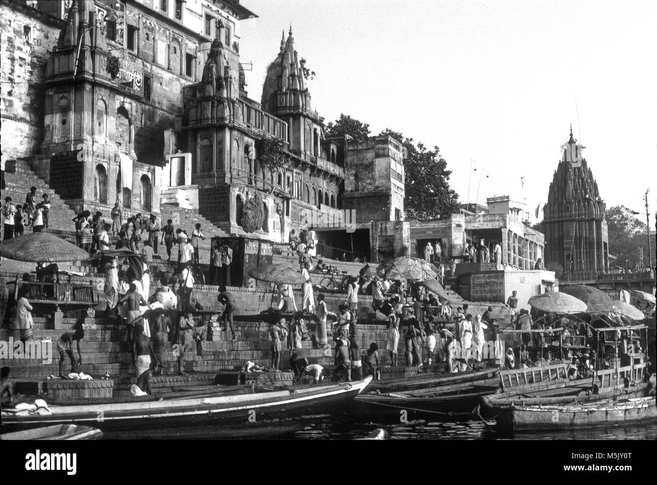 Baden und Waschen kurz nach Sonnenaufgang auf dem Ganges in Varanasi, Indien, 1982 Stockfoto
