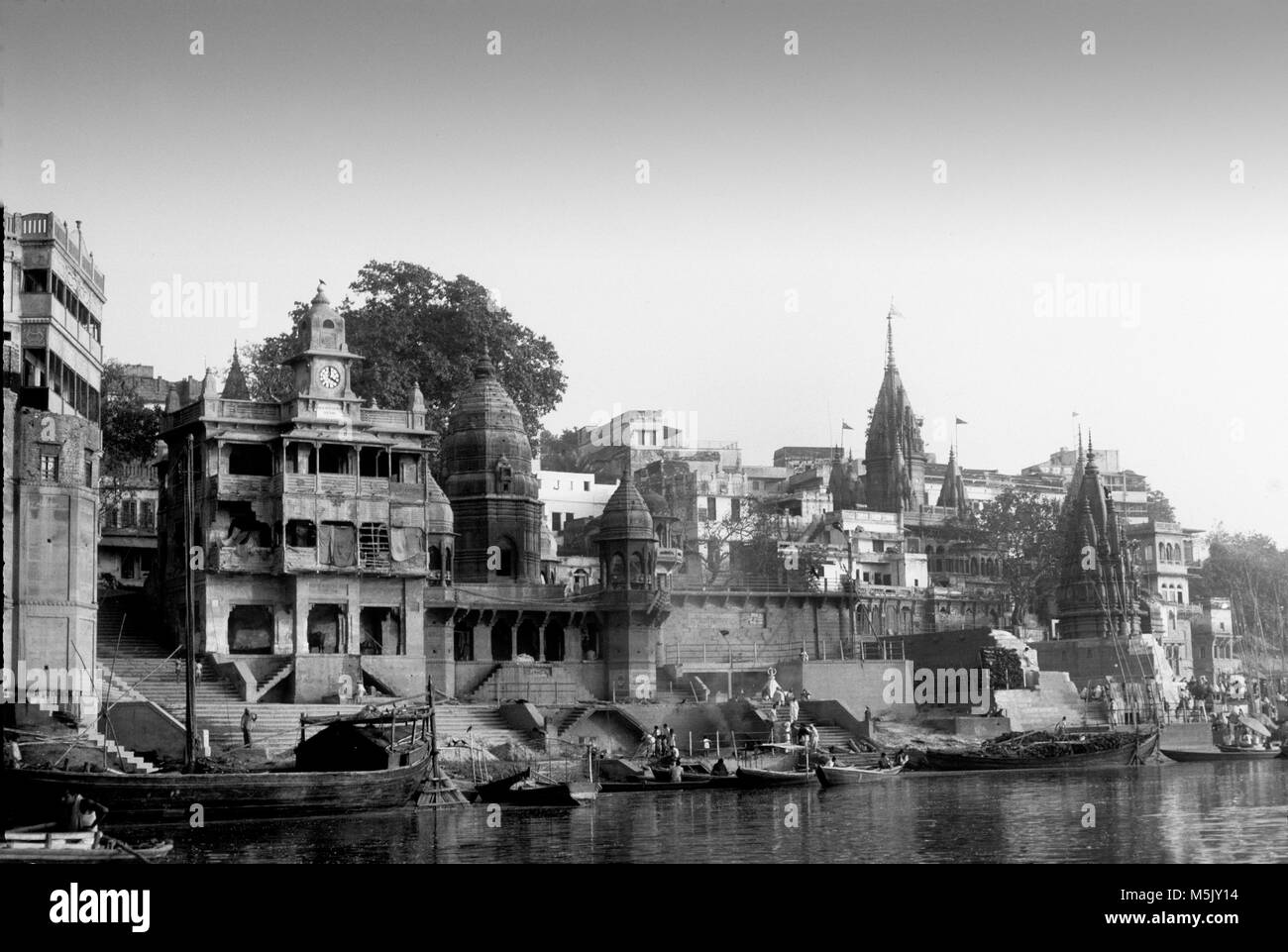 Die brennenden Manikarnika Ghat auf dem Fluss Ganges in Varanasi, Uttar Pradesh, Indien 1982 Stockfoto