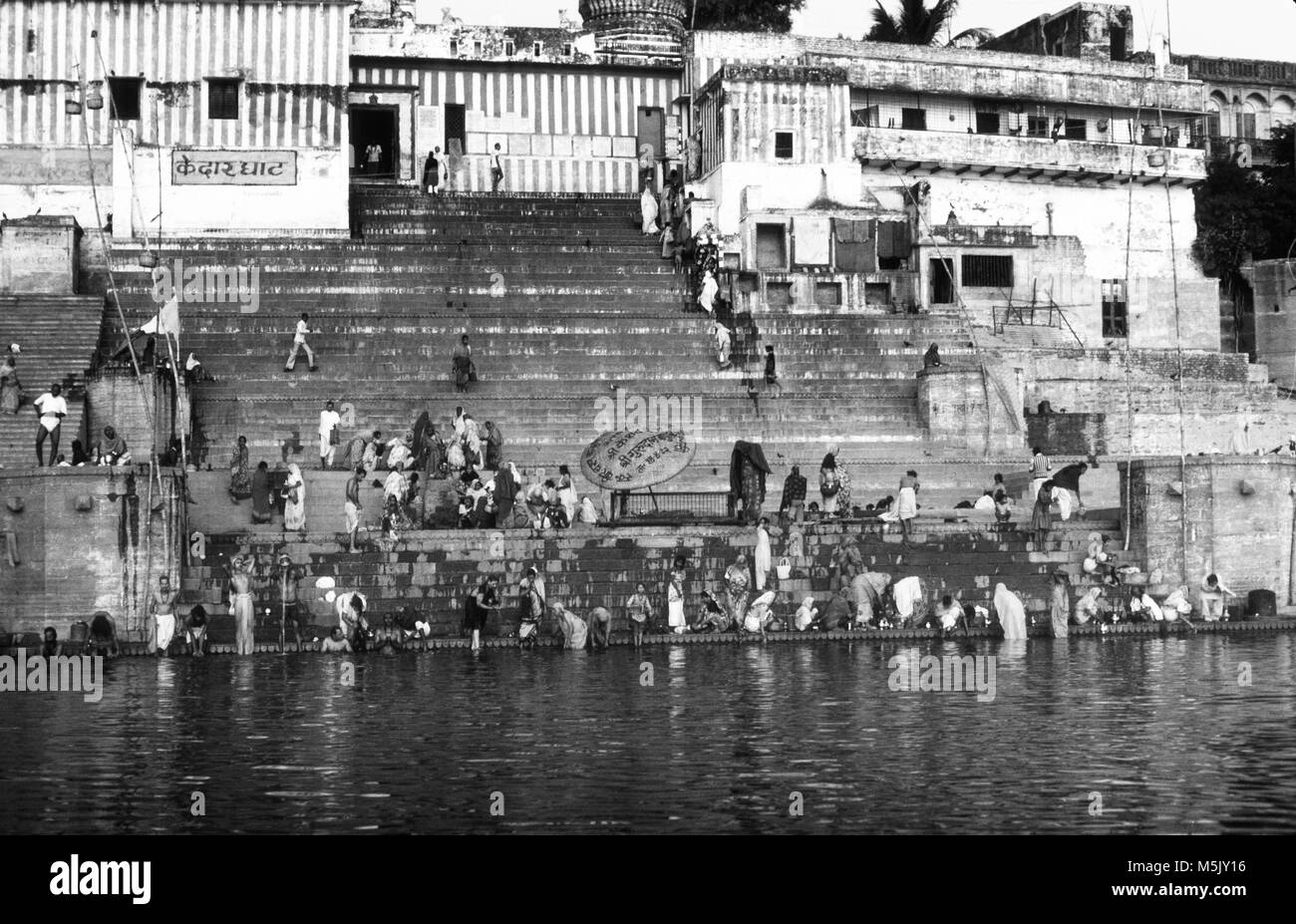 Baden und Waschen auf dem Fluss Ganges in Varanasi, Indien, 1982 Stockfoto