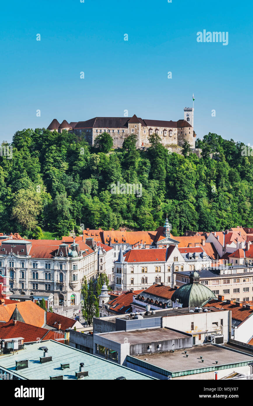 Blick auf die Altstadt von Ljubljana zum Schloss. Die Burg von Ljubljana ist eine mächtige mittelalterliche Festung und das Symbol der slowenischen Hauptstadt. Stockfoto