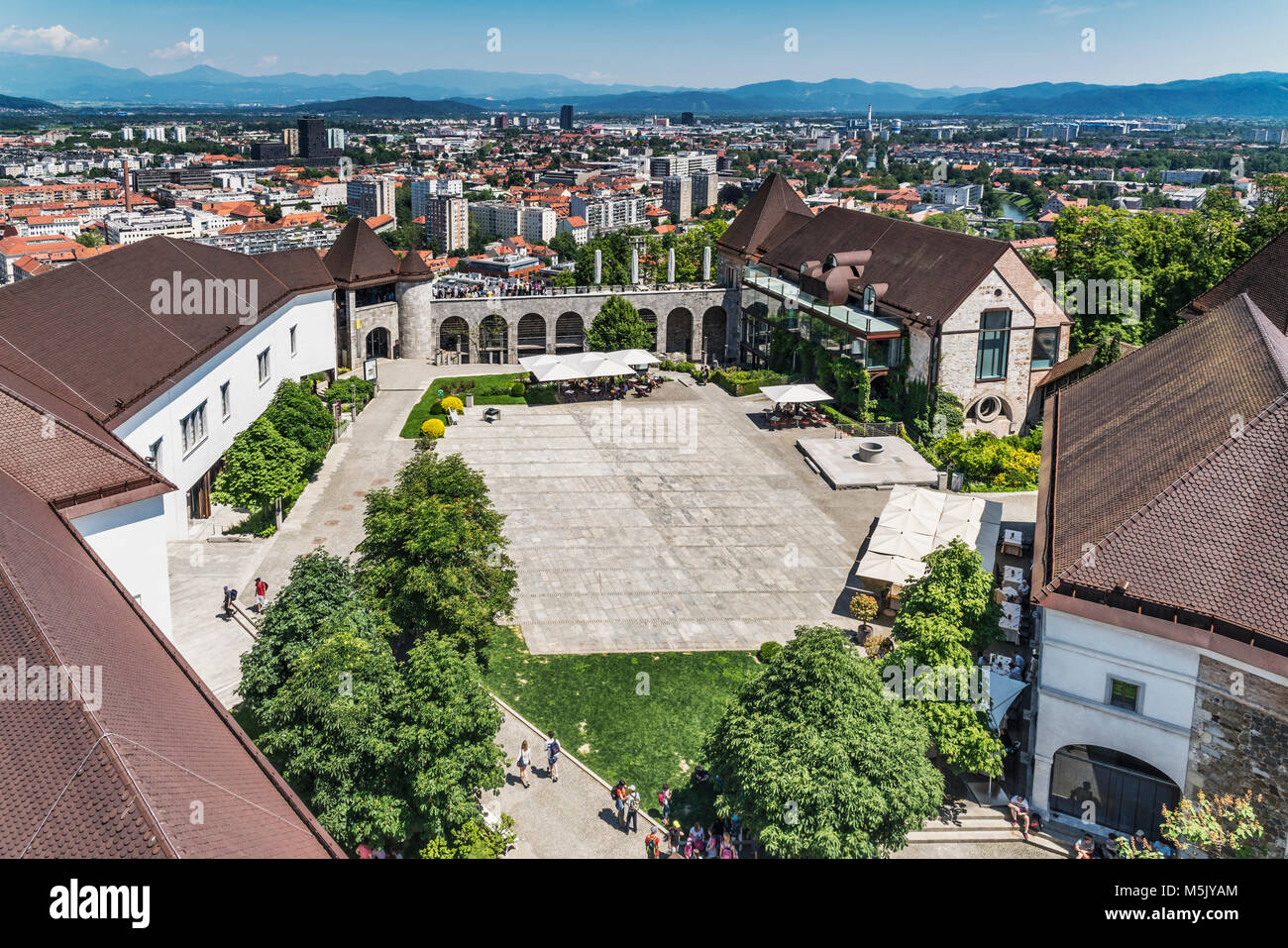 Blick auf den Innenhof der Burg von Ljubljana. Die Burg von Ljubljana ist eine mächtige mittelalterliche Festung und das Symbol der slowenischen Hauptstadt. Stockfoto