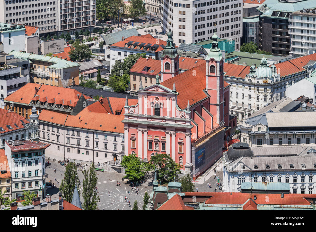 Blick auf die Altstadt von Ljubljana an der Franziskanerkirche (Franciskanska cerkev). Die Kirche wurde zwischen 1646 und 1660 gebaut. Stockfoto