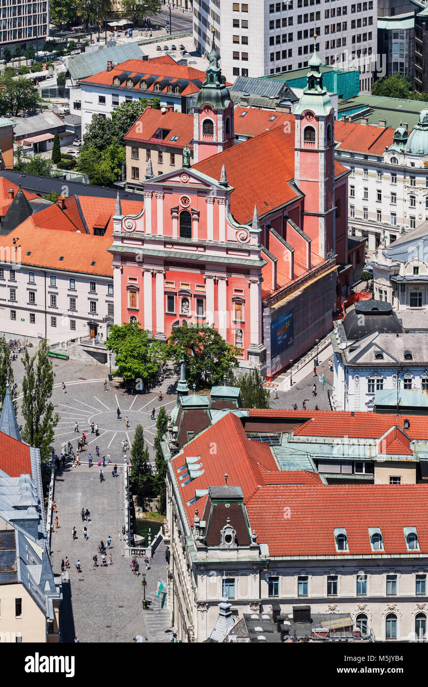 Blick auf die Altstadt von Ljubljana an der Franziskanerkirche (Franciskanska cerkev) und auf die Brücke Tromostovje (drei Brücken). Stockfoto