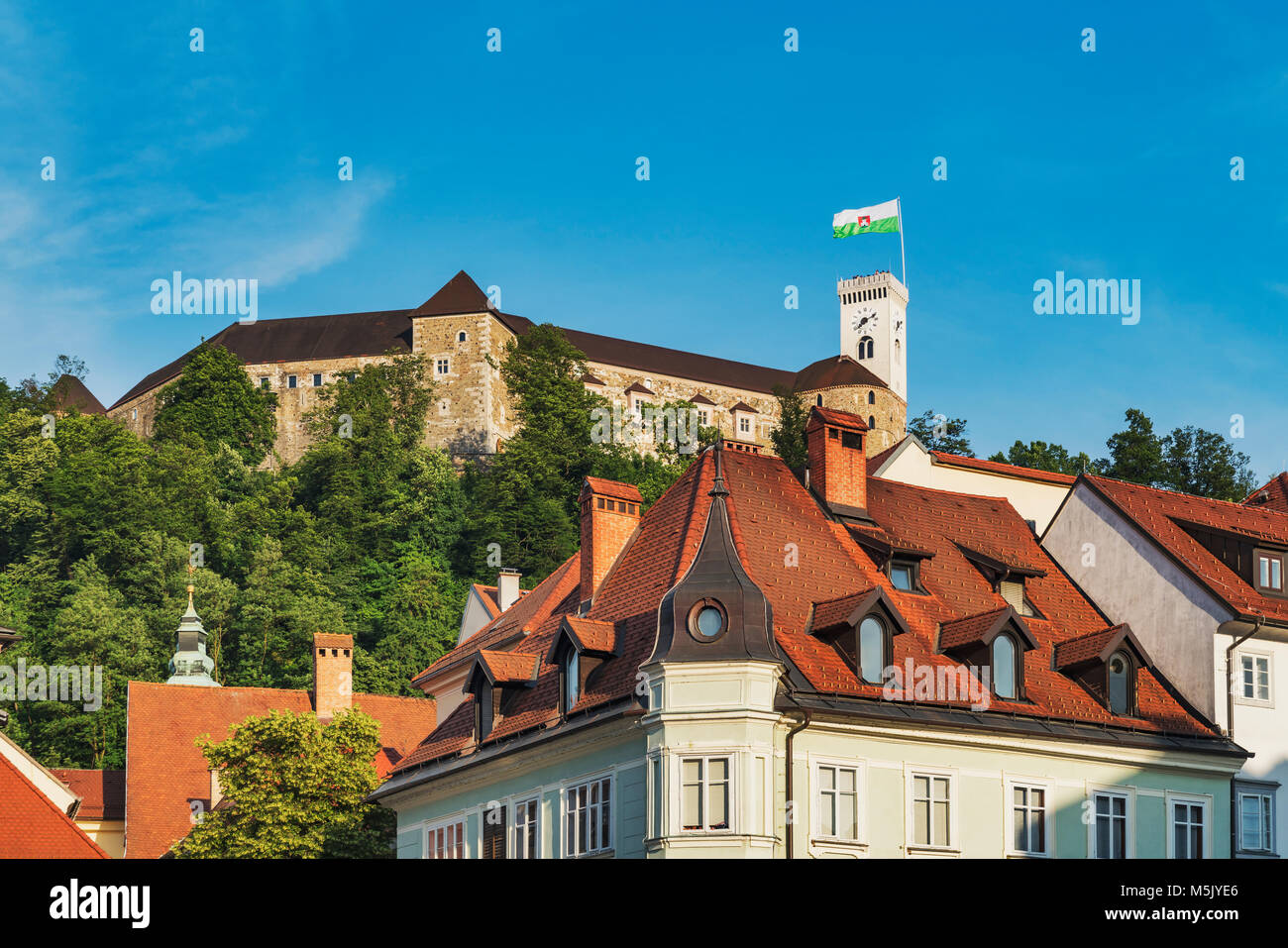 Blick von der Altstadt von Ljubljana, das Schloss von Ljubljana. Die Burg von Ljubljana ist eine mächtige mittelalterliche Festung und das Symbol der Hauptstadt. Stockfoto