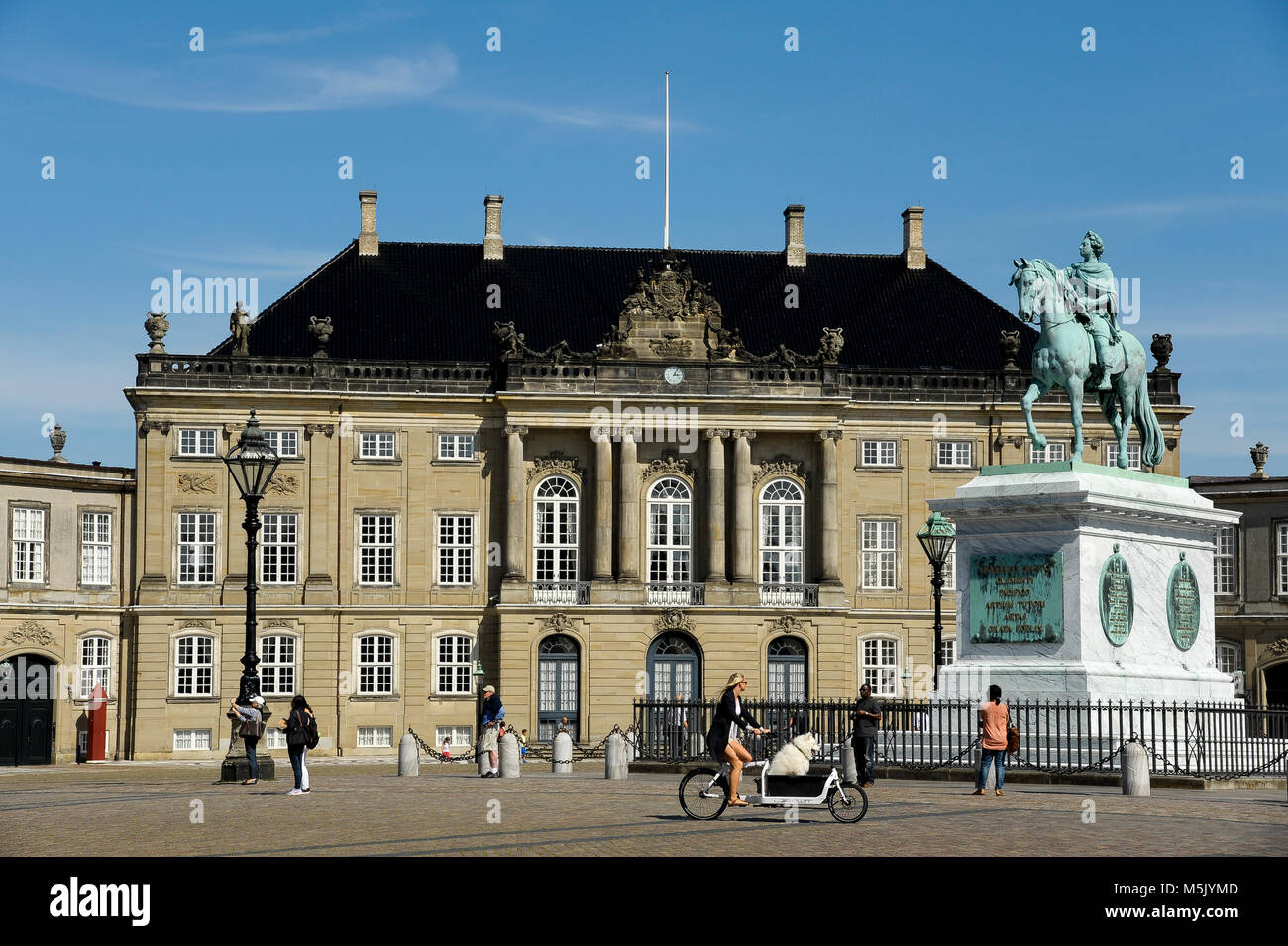 Reiterstandbild von König Frederik V und Rokoko Frederik VIII Palae oder Brockdorffs Palae (Friedrich VIII. oder Brockdorff's Palace) der Amalien Stockfoto