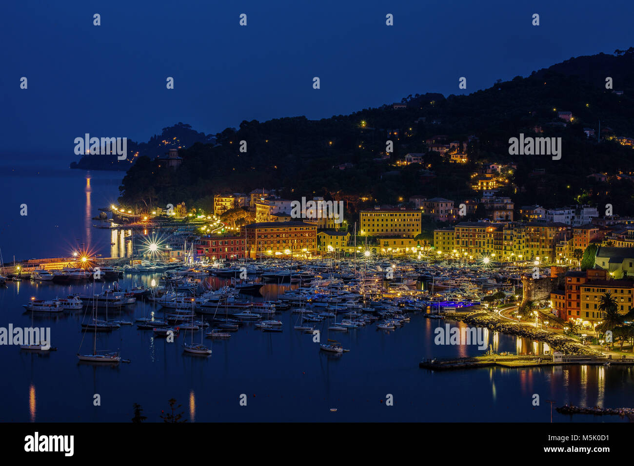Blick auf den Hafen und das Dorf, das von der Nacht, Santa Margherita Ligure, Genua, Italien/Pier/Nacht/Leuchten/Pier/Sommer/Urlaub Stockfoto