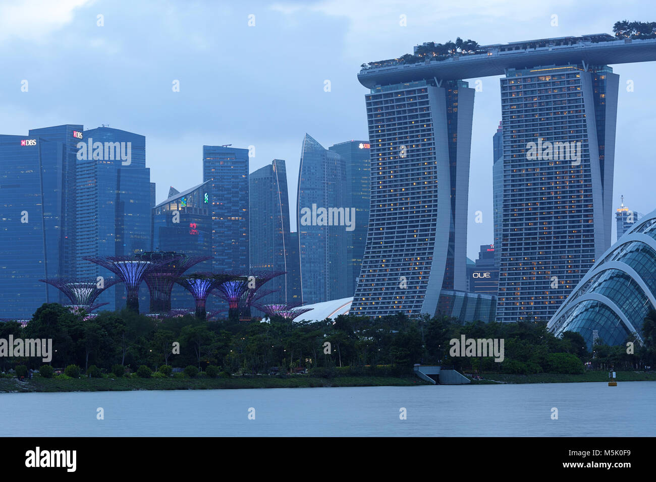 Skyline von Singapur Marina Bay in der Dämmerung mit Supertrees, die Wolke und Blume Kuppeln, Marina Bay Sands Stockfoto