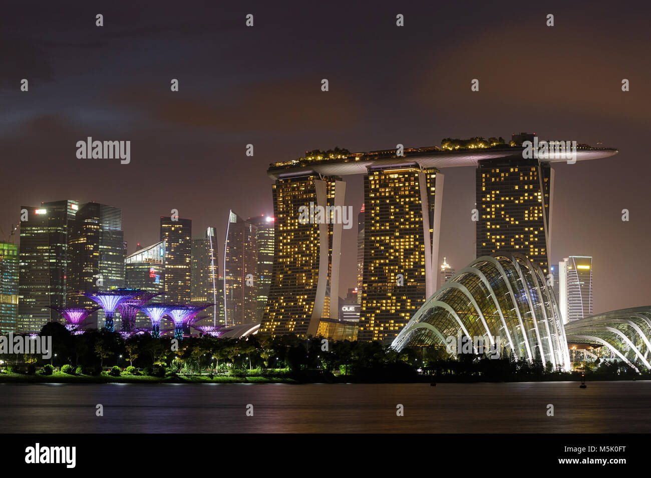 Skyline von Singapur Marina Bay in der Dämmerung Stockfoto