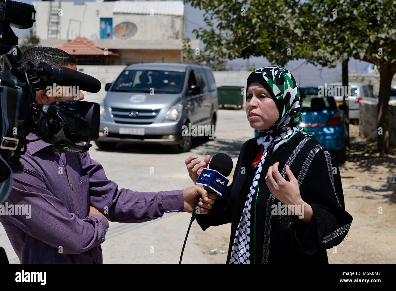 Palästinensischen TV-Interviews Nariman Tamimi in ihrem Dorf in der West Bank, Nabi Saleh, wo die wöchentlichen Demonstrationen gegen die israelische Siedlungen statt. Stockfoto