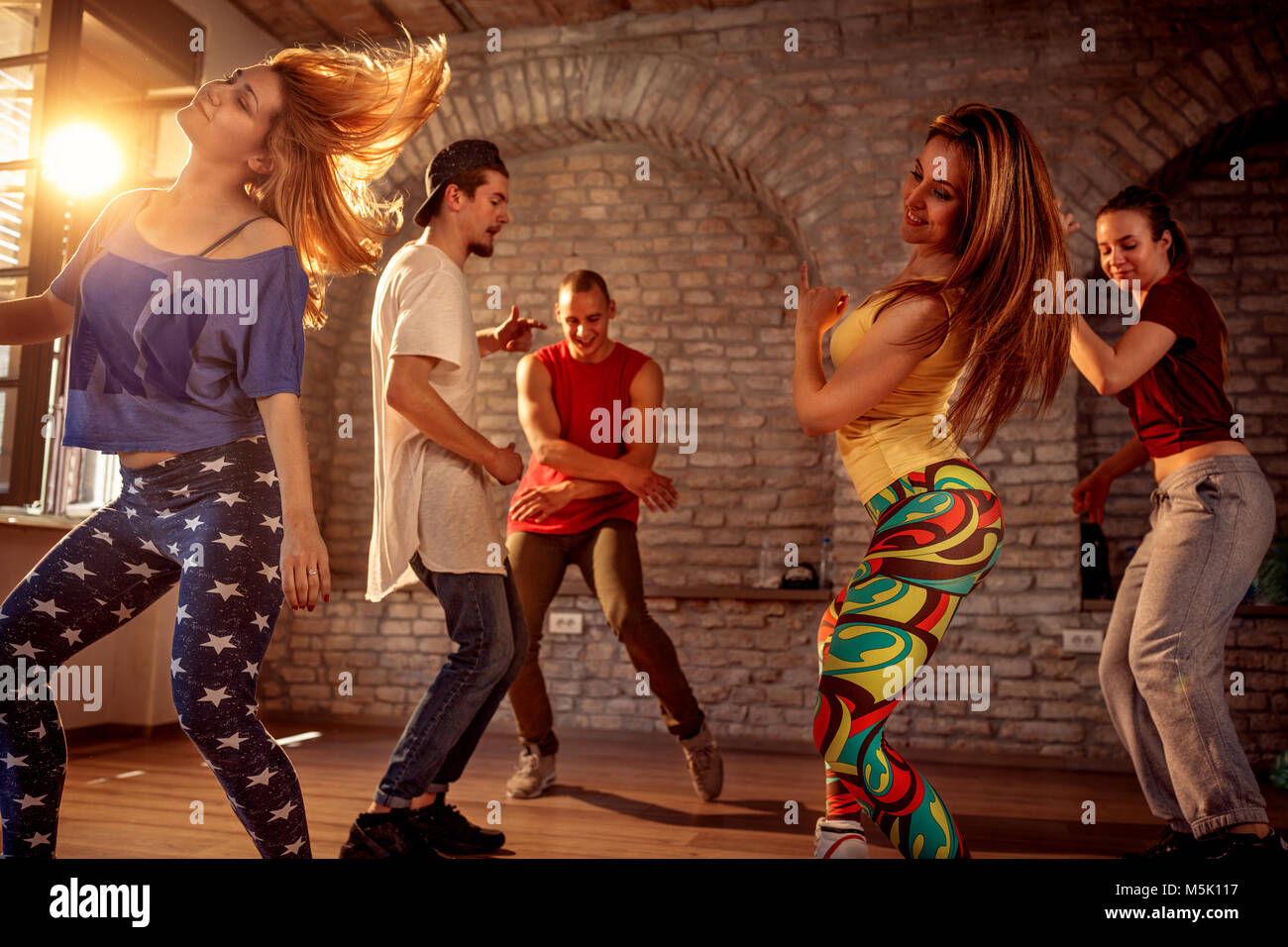 Gruppe von jungen modernen street artist Breakdancer Tanz im Studio. Sport, Tanzen und urban Konzept Stockfoto