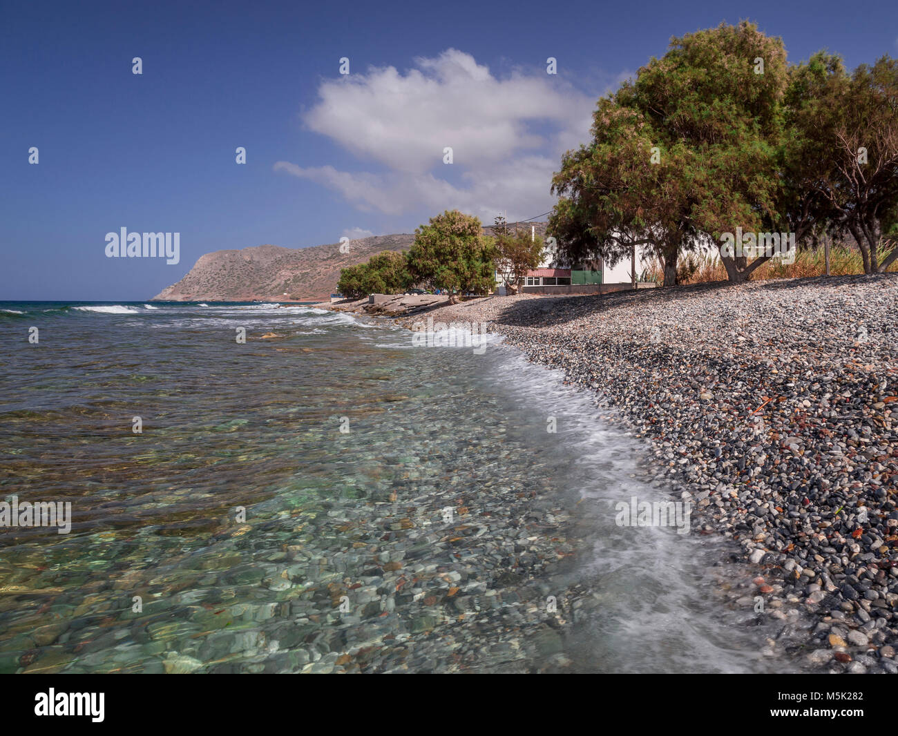 Wavelet brechen auf der Kiesstrand in Milatos, Kreta Stockfoto