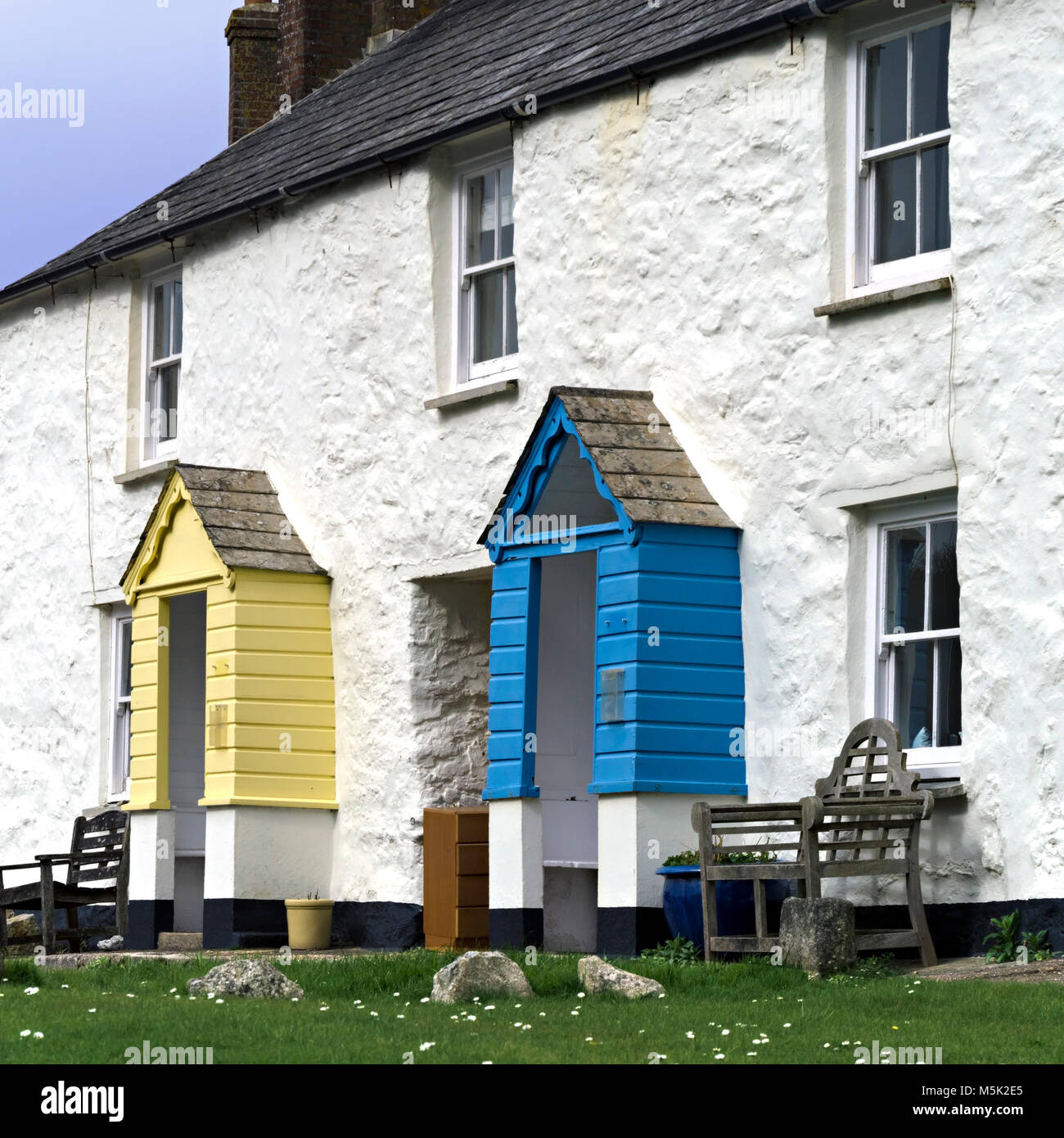 Alte Reihenhaus weiß getünchten harborside Cottages in Charlestown Hafen als Drehort für die BBC TV-Serie Poldark, Cornwall, England, Großbritannien Stockfoto