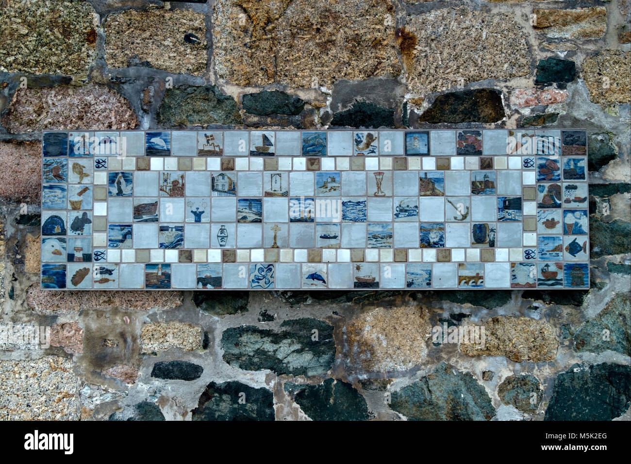 Kleine glasierte Fliesen Mosaik mit Meer/nautische/marine/lokale Thema von Schule Kinder von St. Ives, Cornwall, England, Großbritannien gefertigt Stockfoto