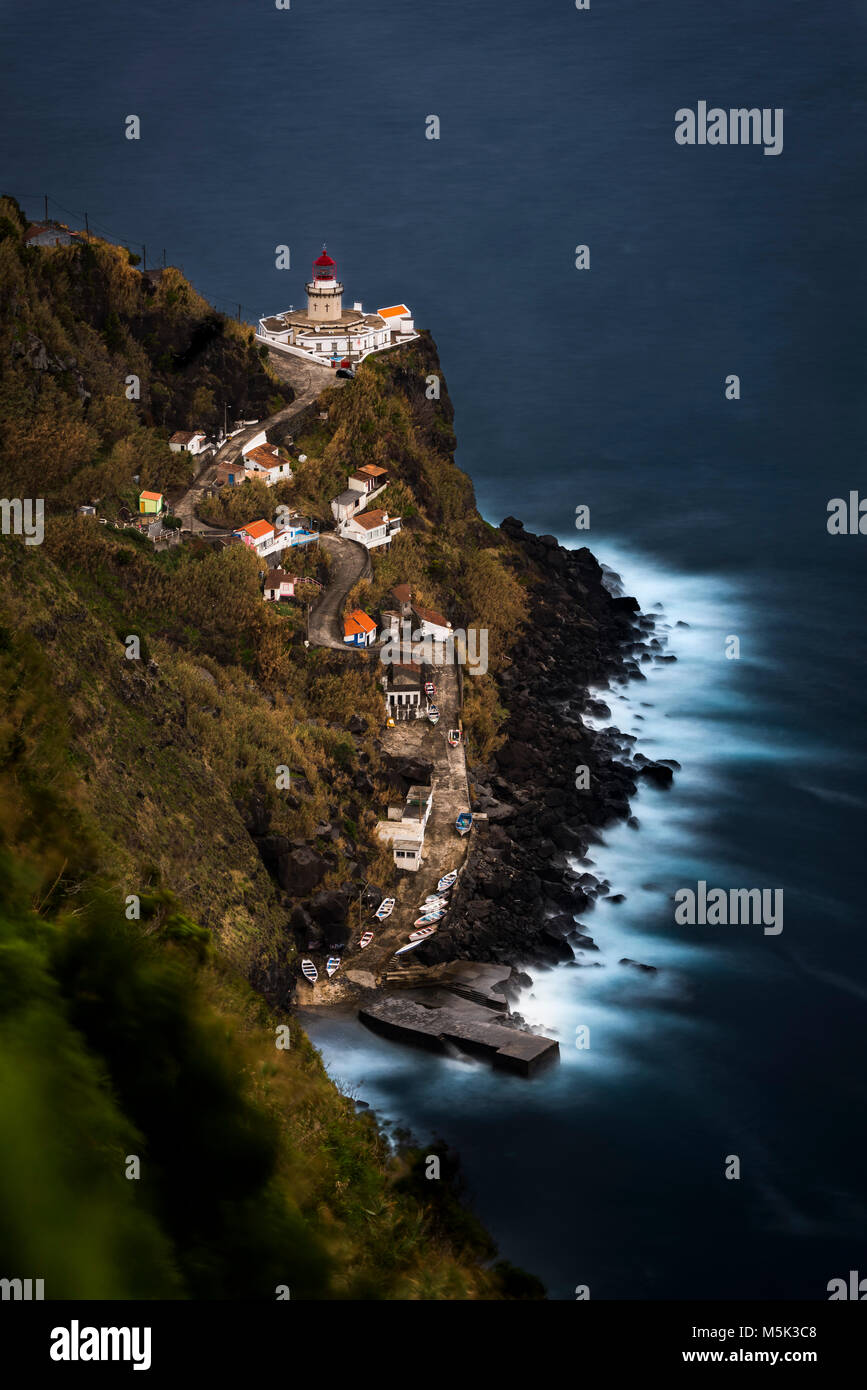 Leuchtturm Farol da Ponta do Arnel mit Blick auf das Meer, Nordeste, Sao Miguel, Azoren, Portugal Stockfoto