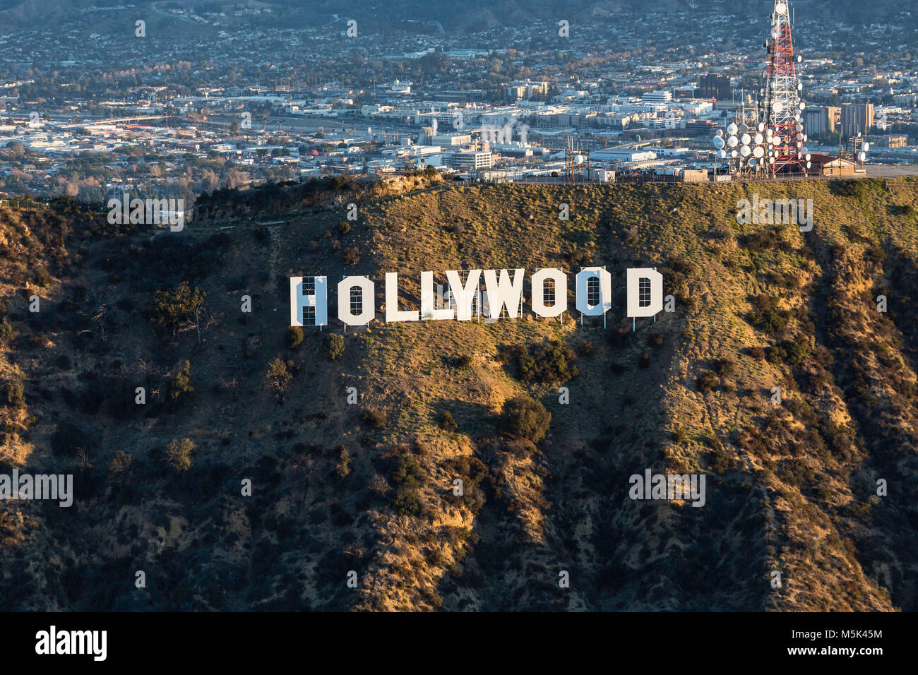 Los Angeles, Kalifornien, USA - 20. Februar 2018: Morgen Luftaufnahme der berühmte Hollywood Schild im Griffith Park mit Burbank im Hintergrund. Stockfoto