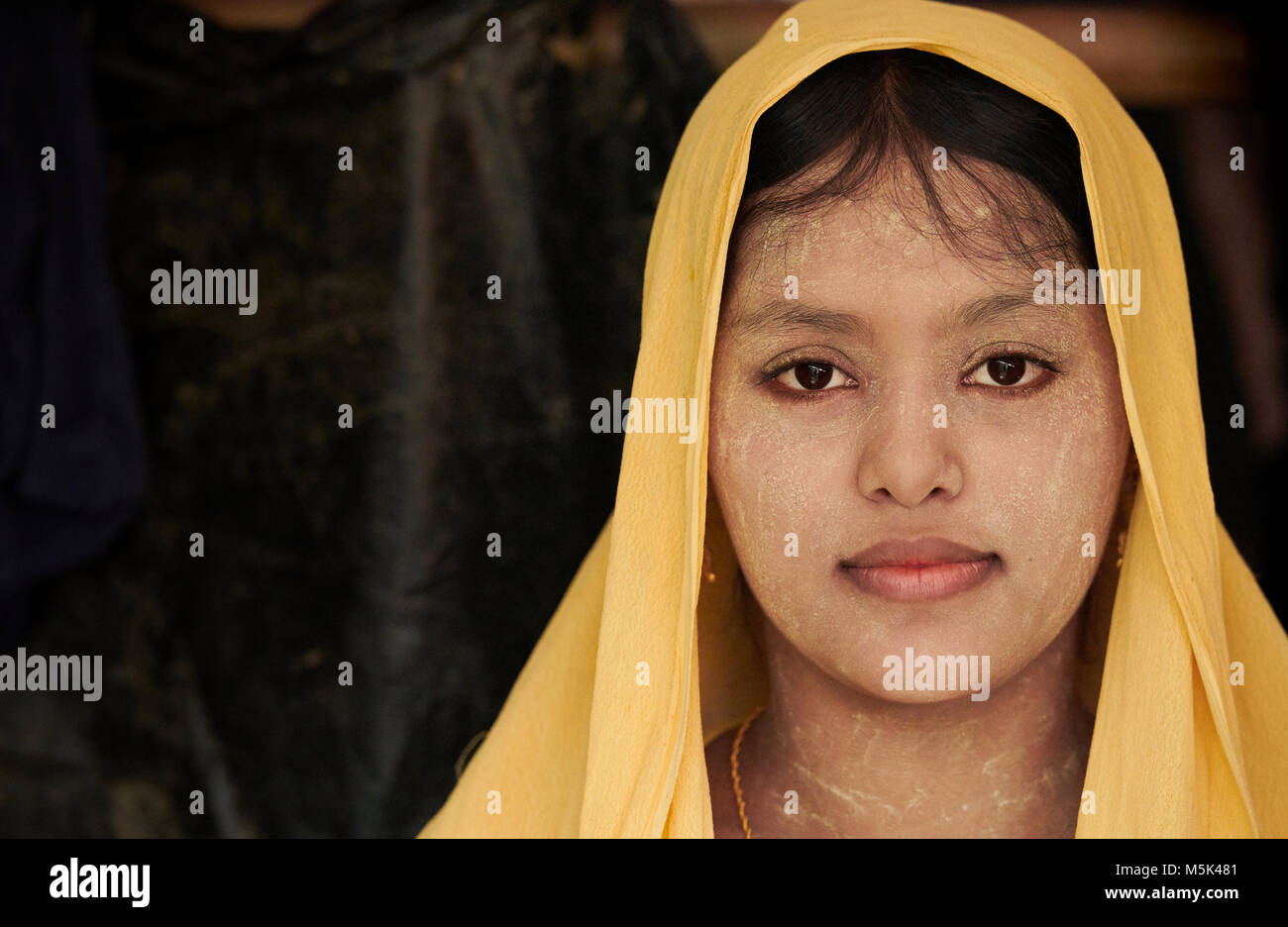 Zano Begum in ihrem provisorischen Unterschlupf in der Chakmarkul Flüchtlingslager in der Nähe von Cox's Bazar, Bangladesch. Begum angekommen in der weitläufigen Camp einen Monat früher Stockfoto