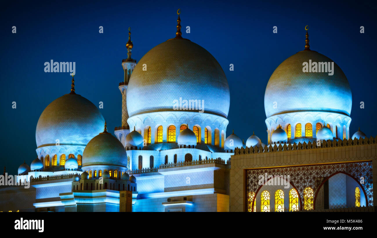 Die imposante Sheikh Zayed Moschee in Abu Dhabi in der Nacht Stockfoto