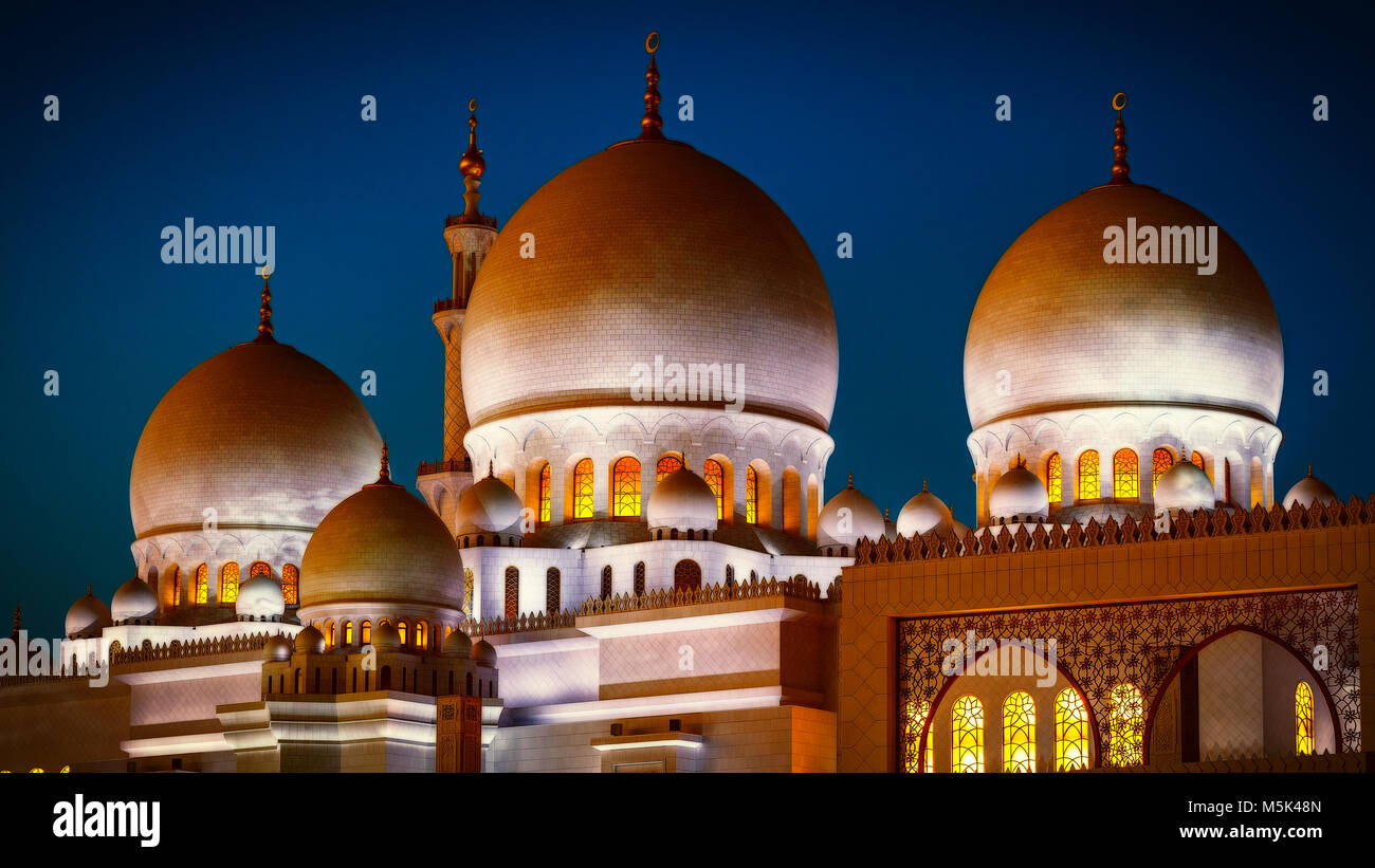 Die imposante Sheikh Zayed Moschee in Abu Dhabi in der Nacht Stockfoto