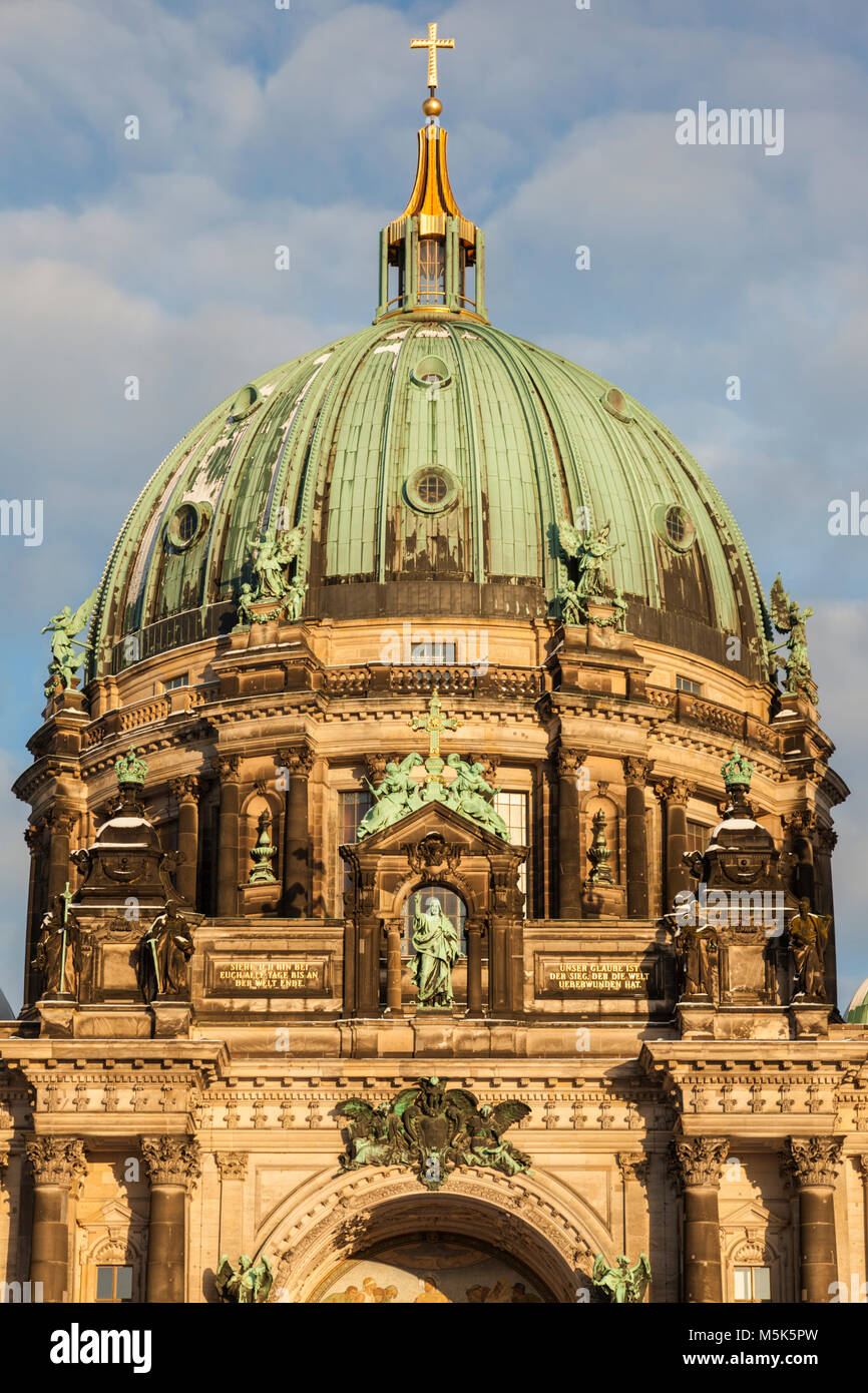 Berliner Dom bei Sonnenuntergang - Evangelischen Obersten Pfarr- und Stiftskirche. Berlin, Deutschland Stockfoto