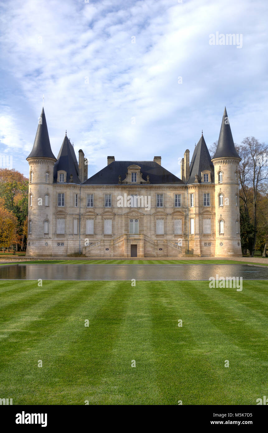 Französische Weinberg. Chateau Pichon Longueville ist ein berühmter Wein schloss 1851 erbaut von Raoul de Pichon Longueville. berühmten Weingut von Bordeaux Stockfoto