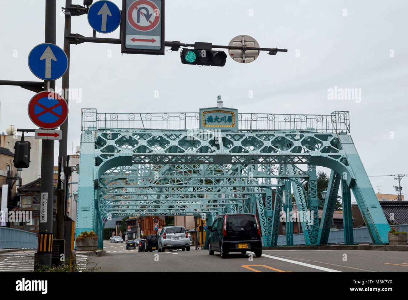 Eiserne Brücke in Nishi Chaya Bezirk, einem traditionellen japanischen Stil in Kanazawa, Japan Stockfoto