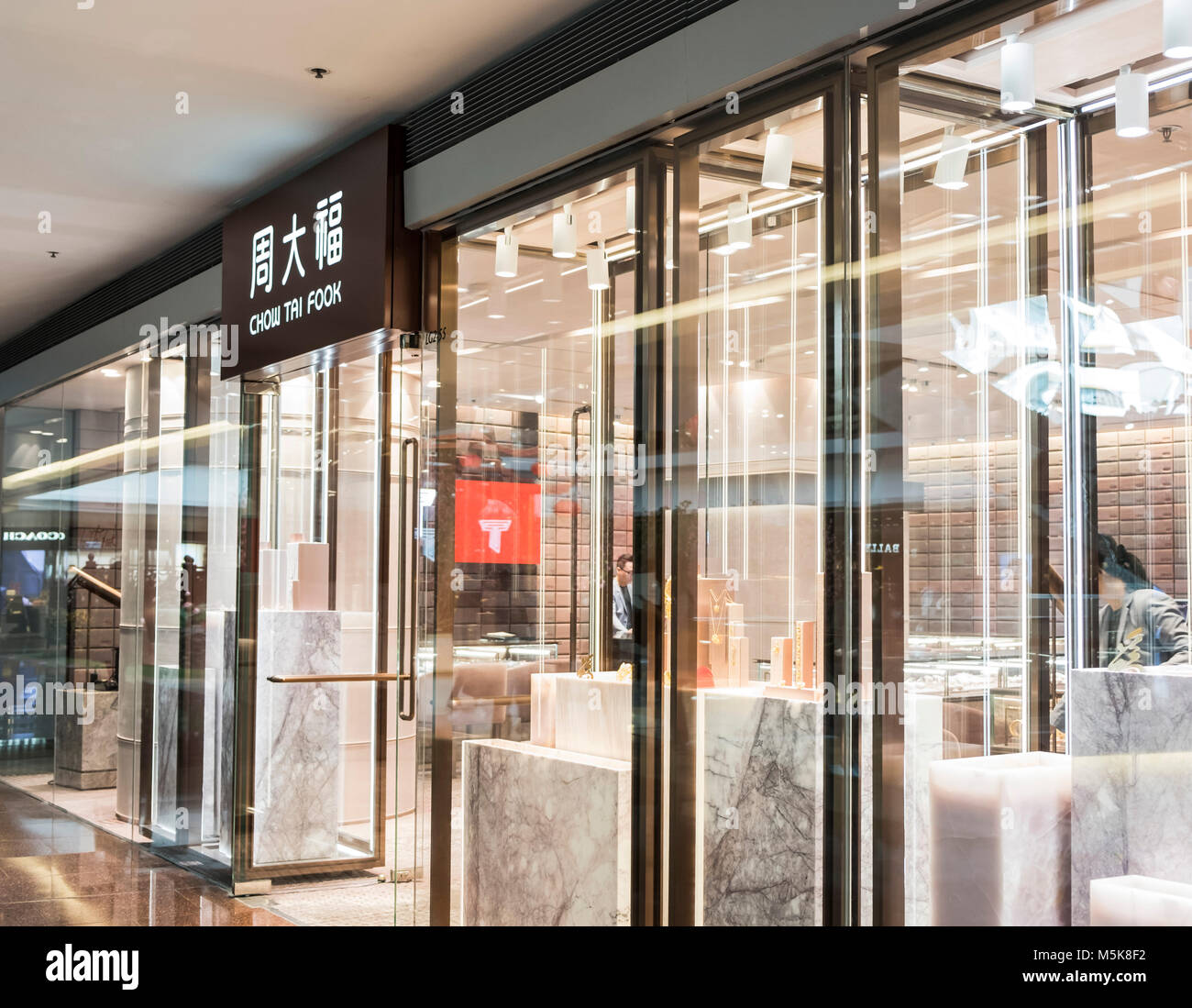 Hongkong - April 4, 2019: Chow Tai Fook Store in Hongkong. Stockfoto