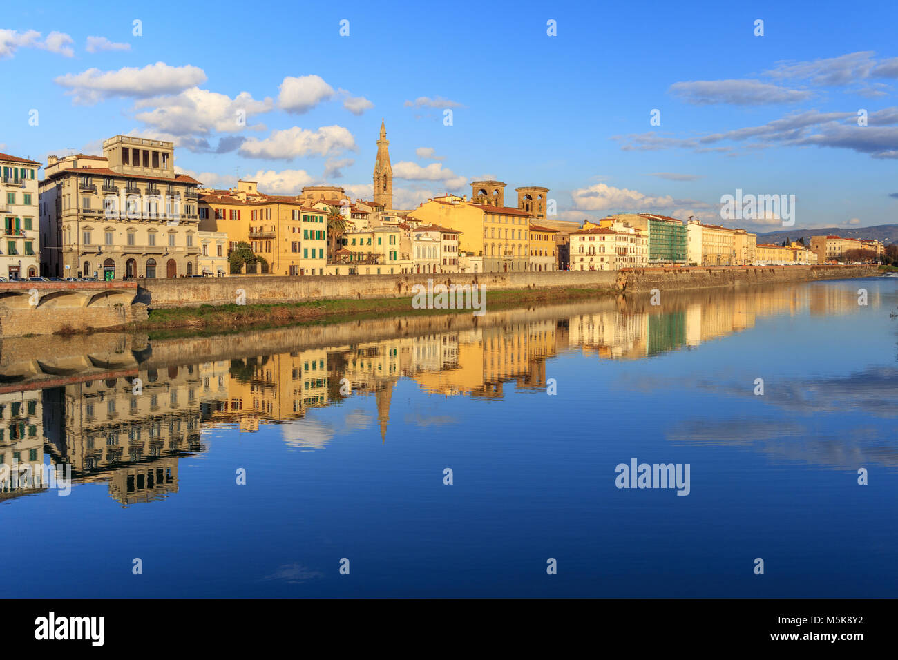 Blick über den Fluss Arno im historischen Zentrum von Florenz. Stockfoto