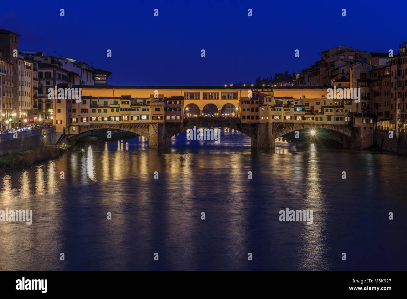 Ponte Vecchio in der Nacht (Florenz) Stockfoto