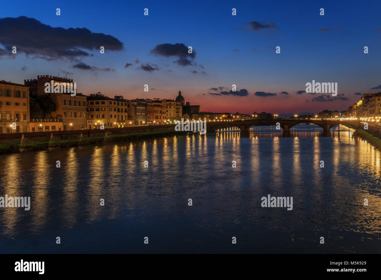 Blick über den Fluss Arno im historischen Zentrum von Florenz. Stockfoto