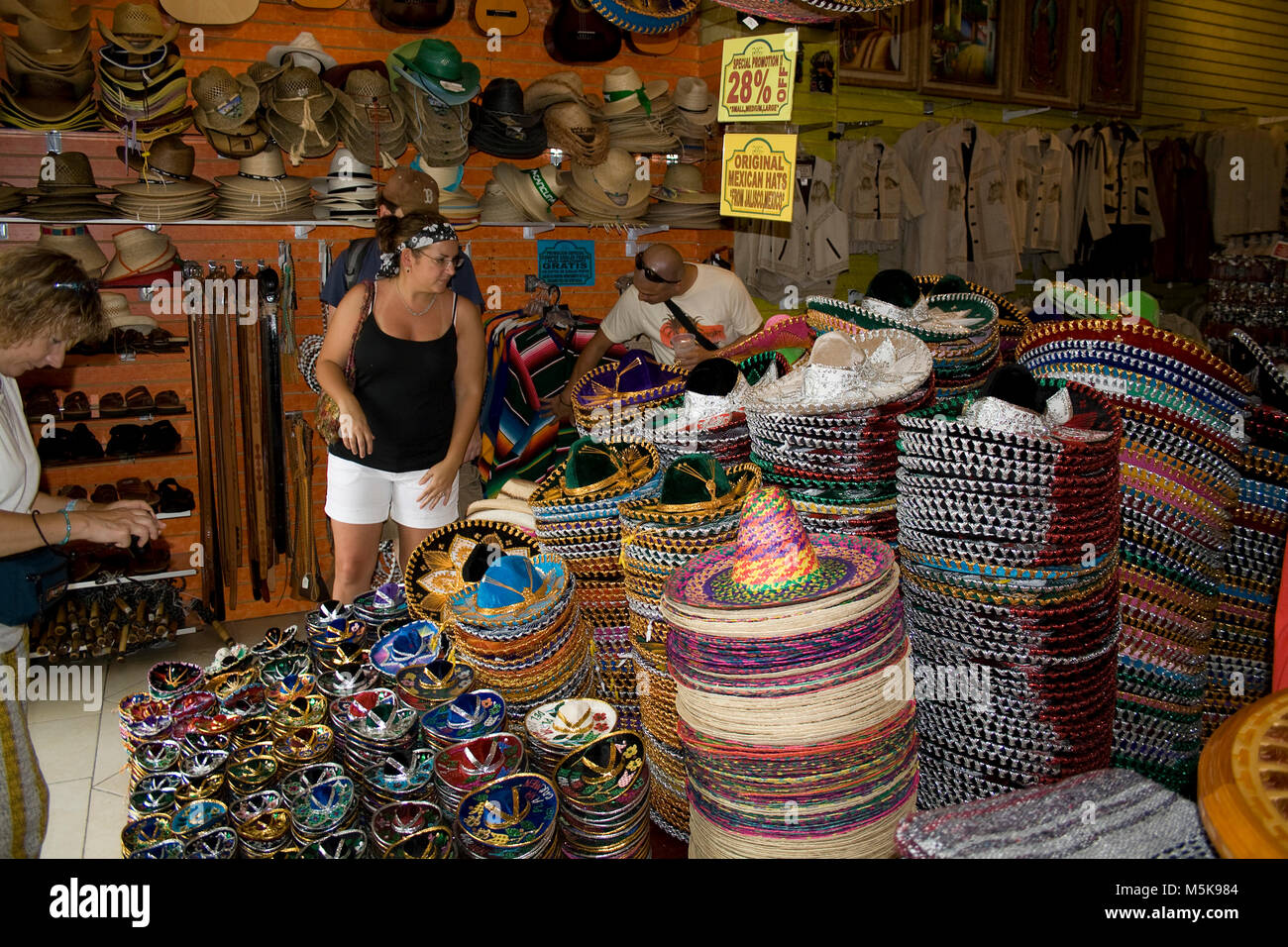 Mexikanische Hüte für Verkauf, Souvenir Shop bei einem Spaziergang Promenade von Play del Carmen, Mexiko, Karibik Stockfoto