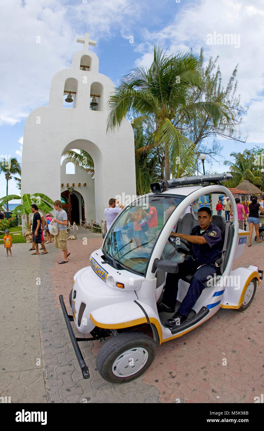 Polizist mit e-Auto auf einem Spaziergang Promenade von Playa del Carmen, Mexiko, Karibik Stockfoto