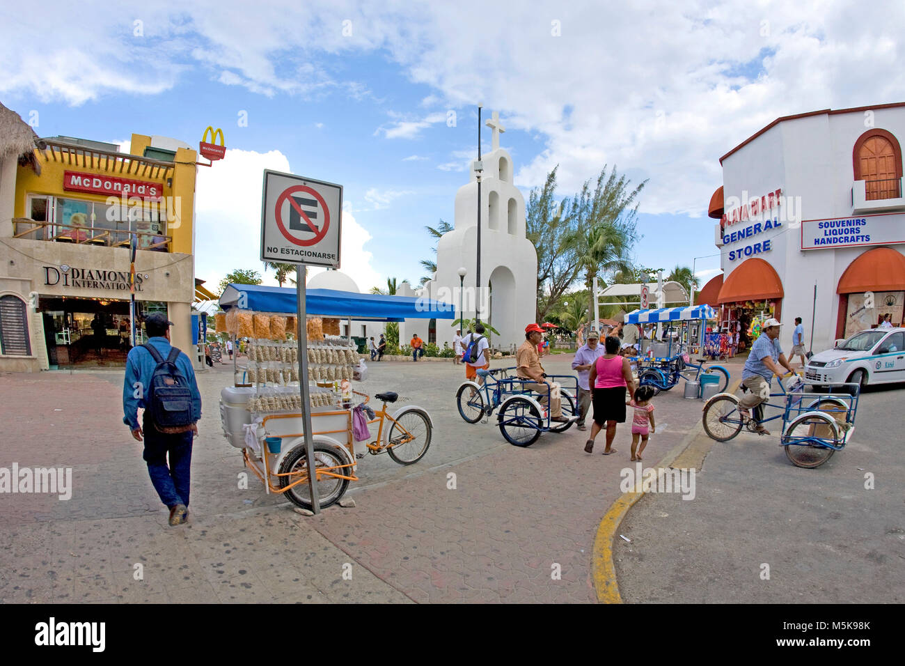 Fahrradhaendler an der Flaniermeile von Playa del Carmen, Mexiko, Karibik | Cycle Shops auf einem Spaziergang Promenade von Playa del Carmen, Mexiko, Karibik Stockfoto