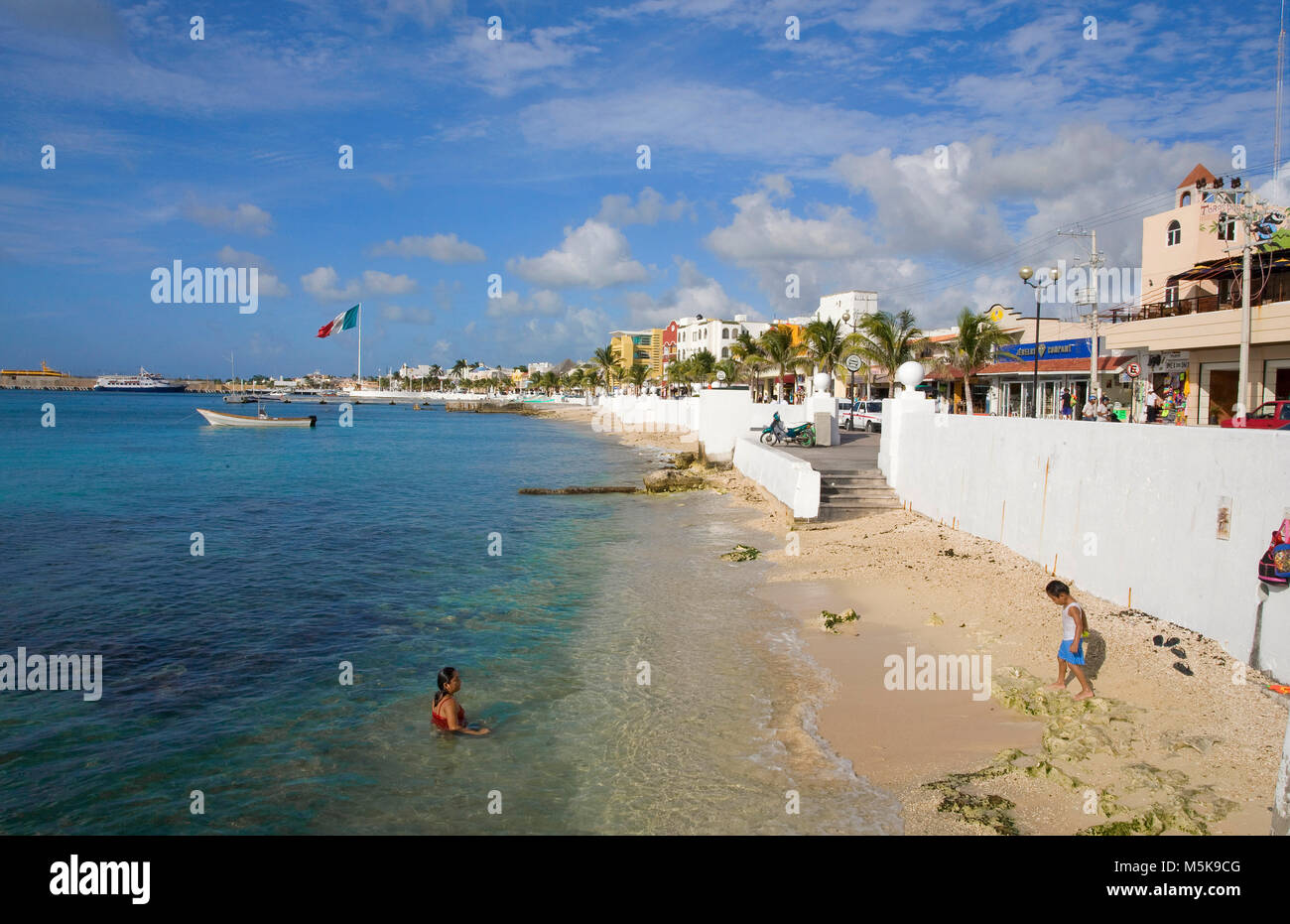 Einheimische baden am Stadtstrand von San Miguel, Cozumel, Mexiko, Karibik | Einheimischen Baden am Strand von San Miguel, Cozumel, Mexiko, der Karibik Stockfoto