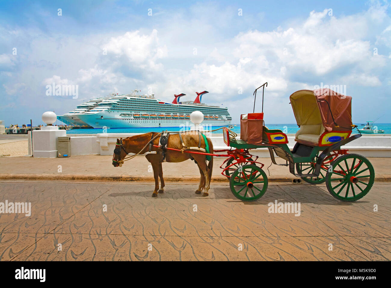 Pferdekutschen warten auf der Straße für Touristen, Kreuzfahrtschiff am Terminal, Carnival Valor Carnival Conquest, Cozumel, Mexiko, der Karibik Stockfoto