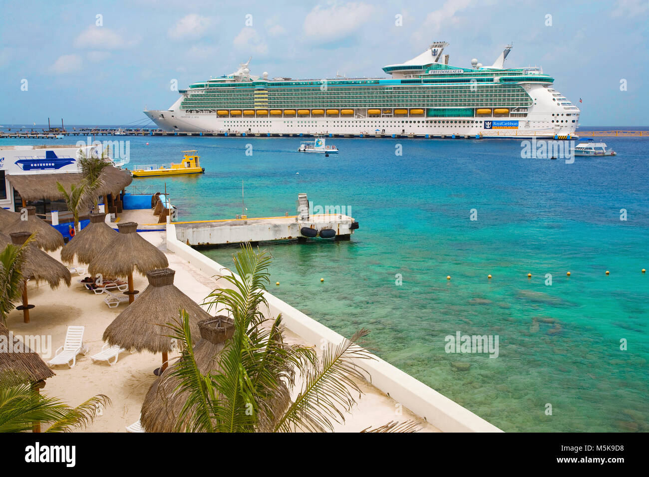 Kreuzfahrtschiff "Freiheit der Meere" in San Miguel, Cozumel, Mexiko, der Karibik Stockfoto