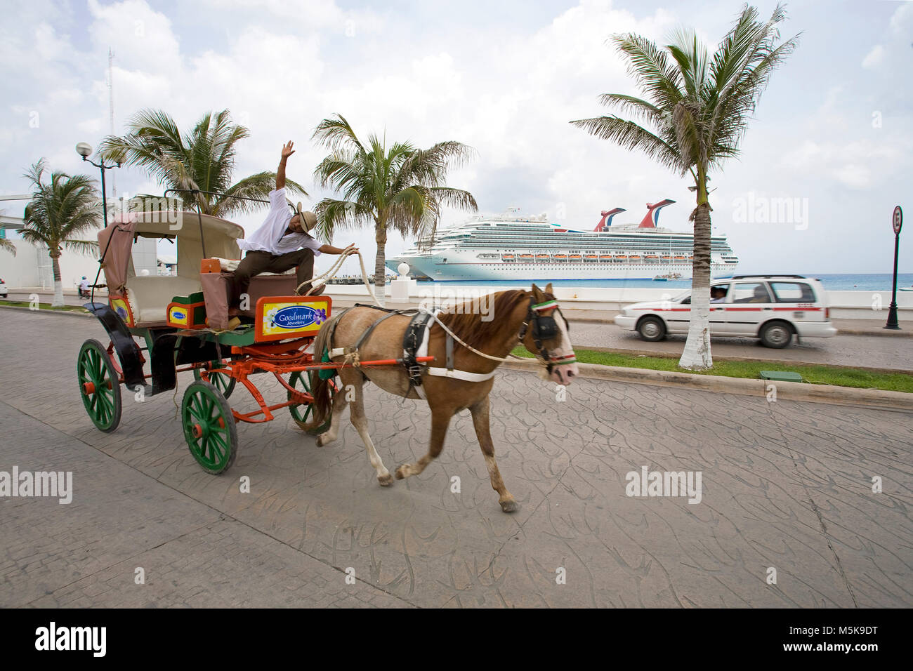 Beförderung Treiber für die Kamera posieren, Kreuzfahrtschiff am Terminal, Carnival Valor Carnival Conquest, Cozumel, Mexiko, der Karibik Stockfoto