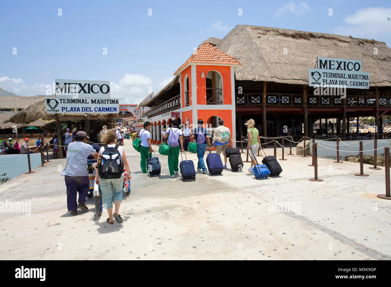 Reisender auf Pier, Abfahrt der Fähre von Cozumel Playa del Carmen, Mexiko, Karibik Stockfoto