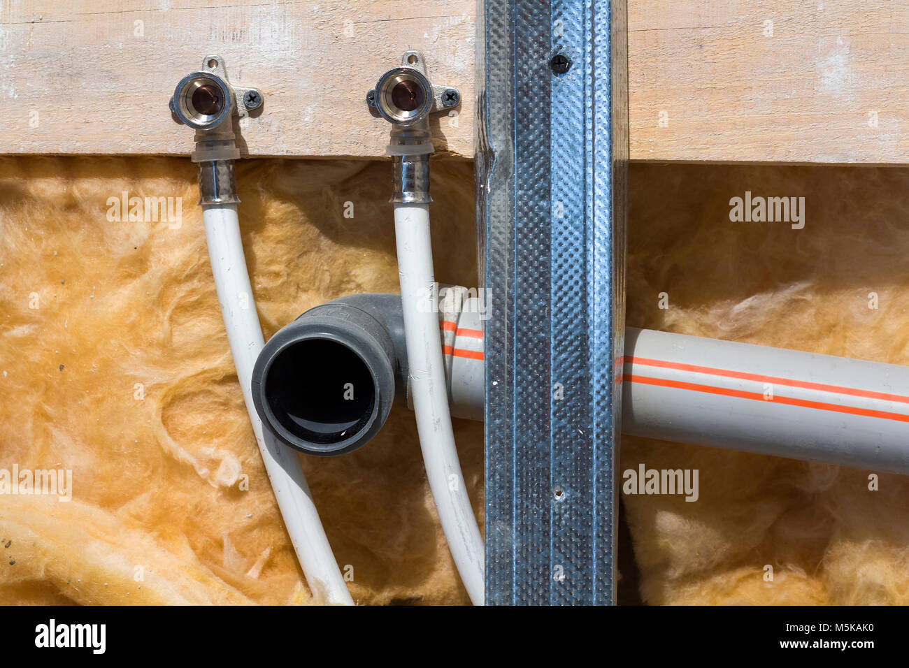 Wasserleitungen aus Polypropylen in der Wand, Sanitär im Haus ... Wasserleitungen aus Polypropylen in der Wand, Sanitär im Haus ...