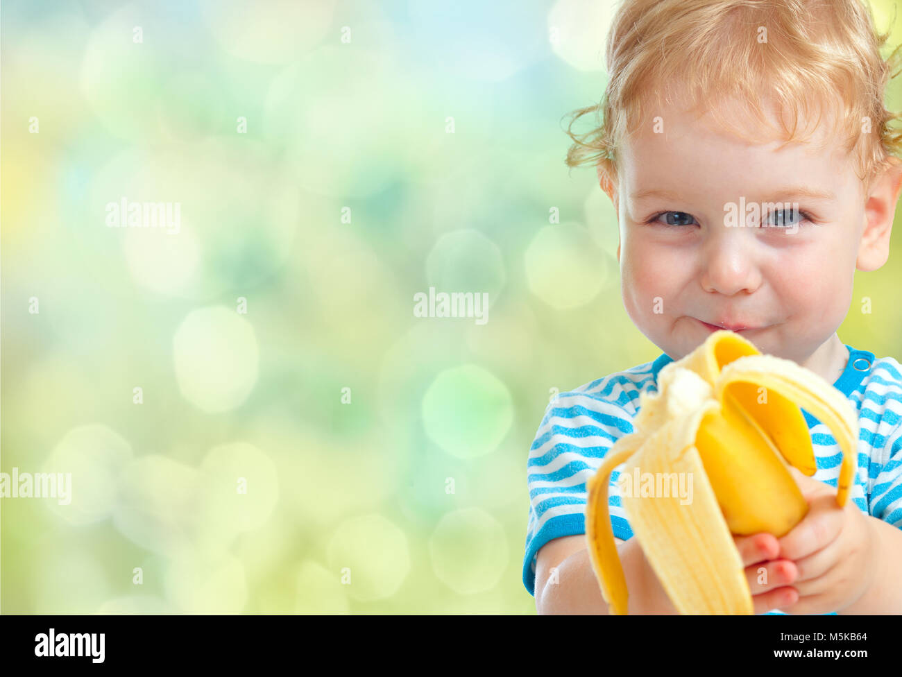Kind essen Bananen Stockfoto