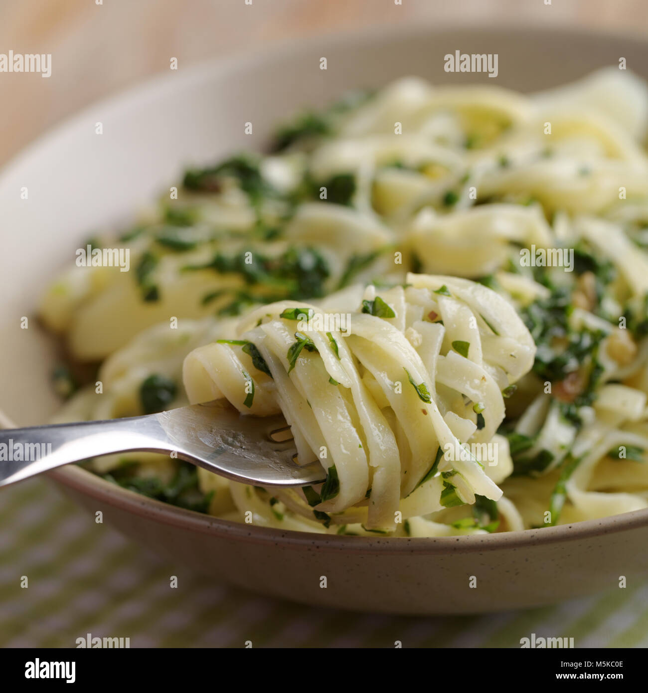 Pasta mit Pesto und Kartoffel. Detailansicht der trenette Pasta auf der Gabel Stockfoto