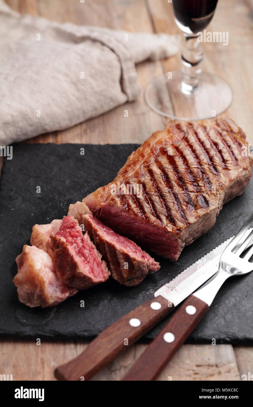 Marmorierte Rindfleisch Steak vom Grill auf einer Schiefertafel Schneidebrett Stockfoto