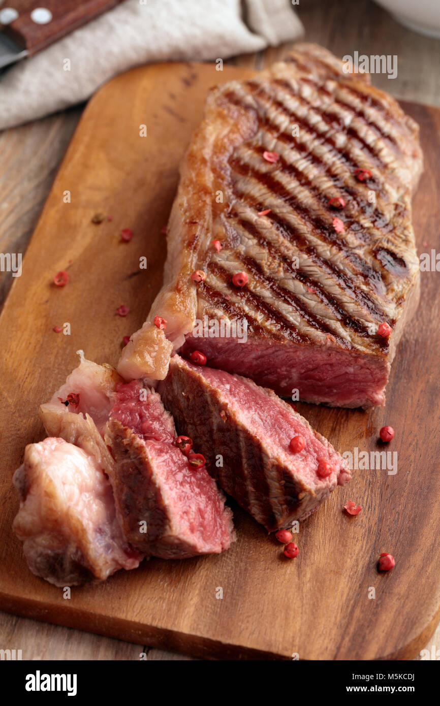 Marmorierte Rindfleisch Steak auf einem hölzernen Schneidebrett Stockfoto