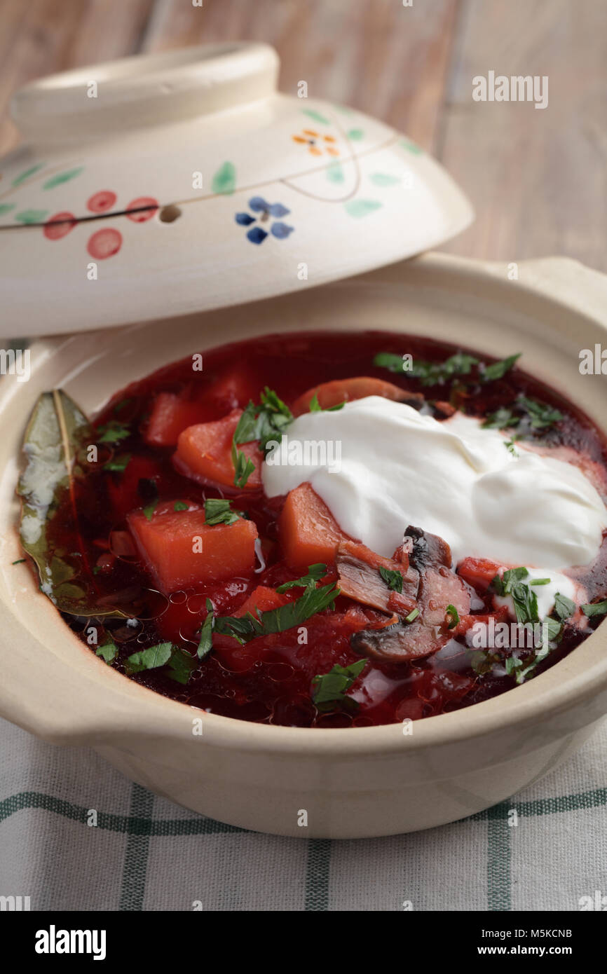 Russische Rote-Bete-Suppe mit Pilzen und saure Sahne Stockfoto