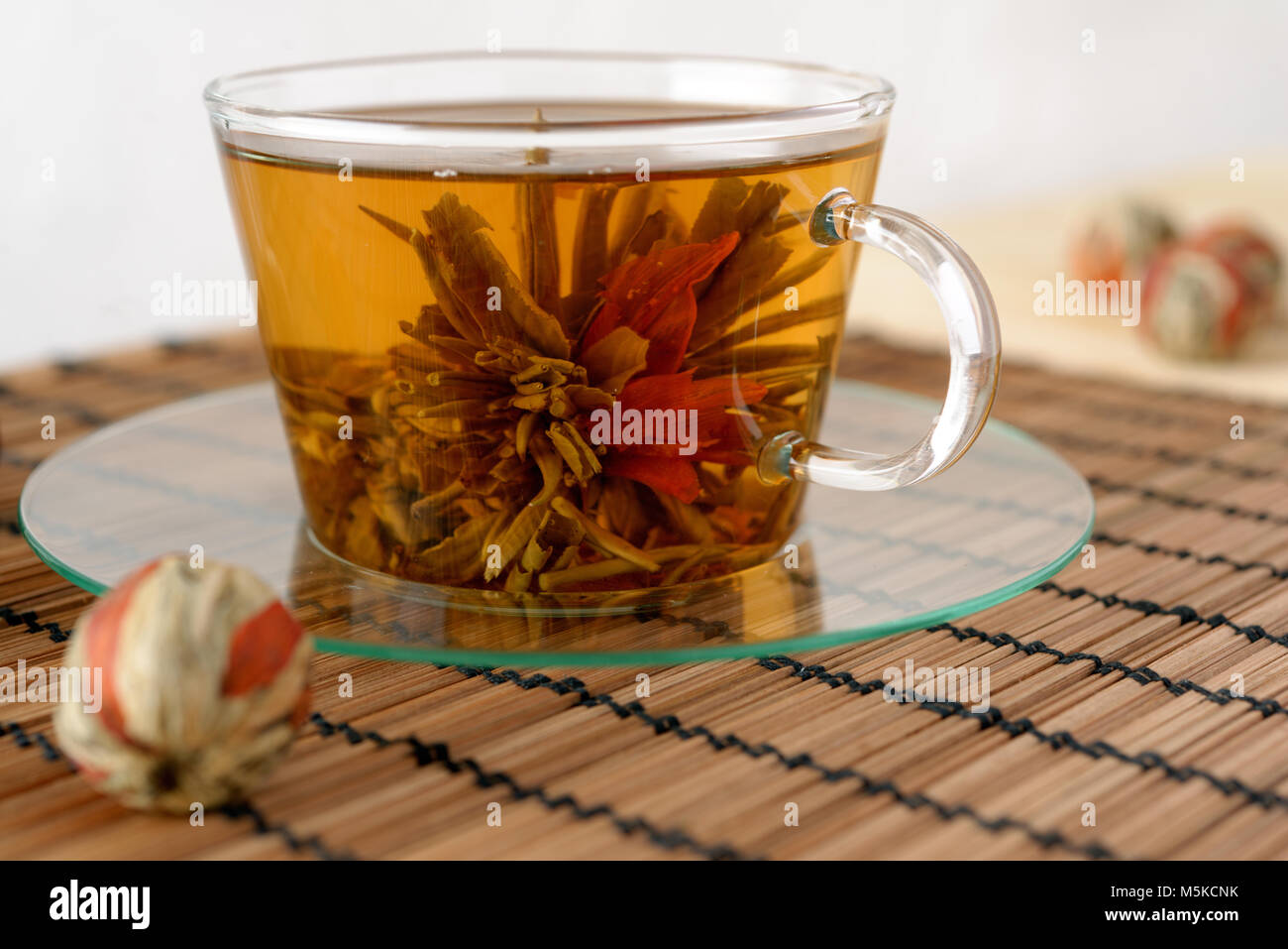 Tasse grünen Tee mit roten Lilie Blume Stockfoto