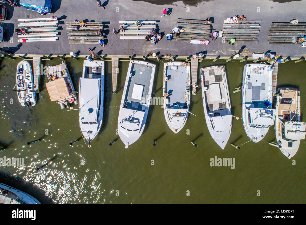 Schuss aus direkt über einer Gruppe von Motorboote am Dock im Leerlauf mit Menschen im Grand steht sitzen, Insel, Maryland. Stockfoto